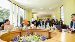 Tinjau Posko SPMB Jatim 2025, Gubernur Khofifah Pastikan Berjalan Optimal Lewat Senopati AI