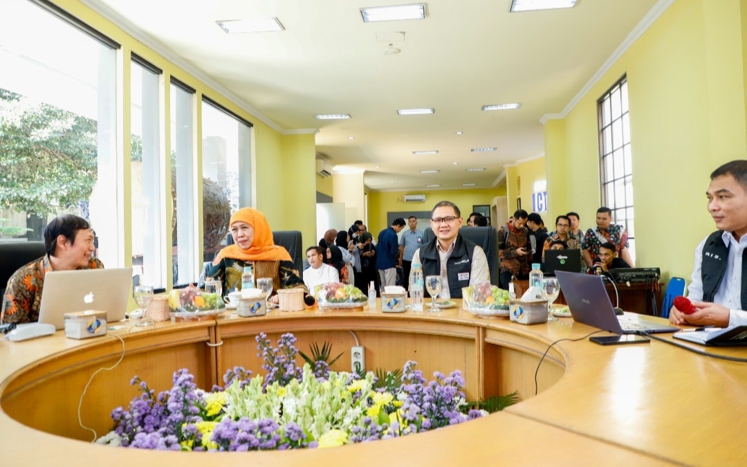 Tinjau Posko SPMB Jatim 2025, Gubernur Khofifah Pastikan Berjalan Optimal Lewat Senopati AI