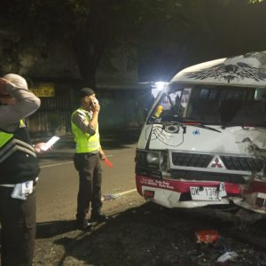 Akibat Sopir Ngantuk, Travel Dari Madura Sasak Bus Parkir