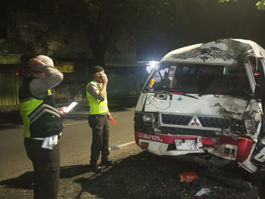 Akibat Sopir Ngantuk, Travel Dari Madura Sasak Bus Parkir