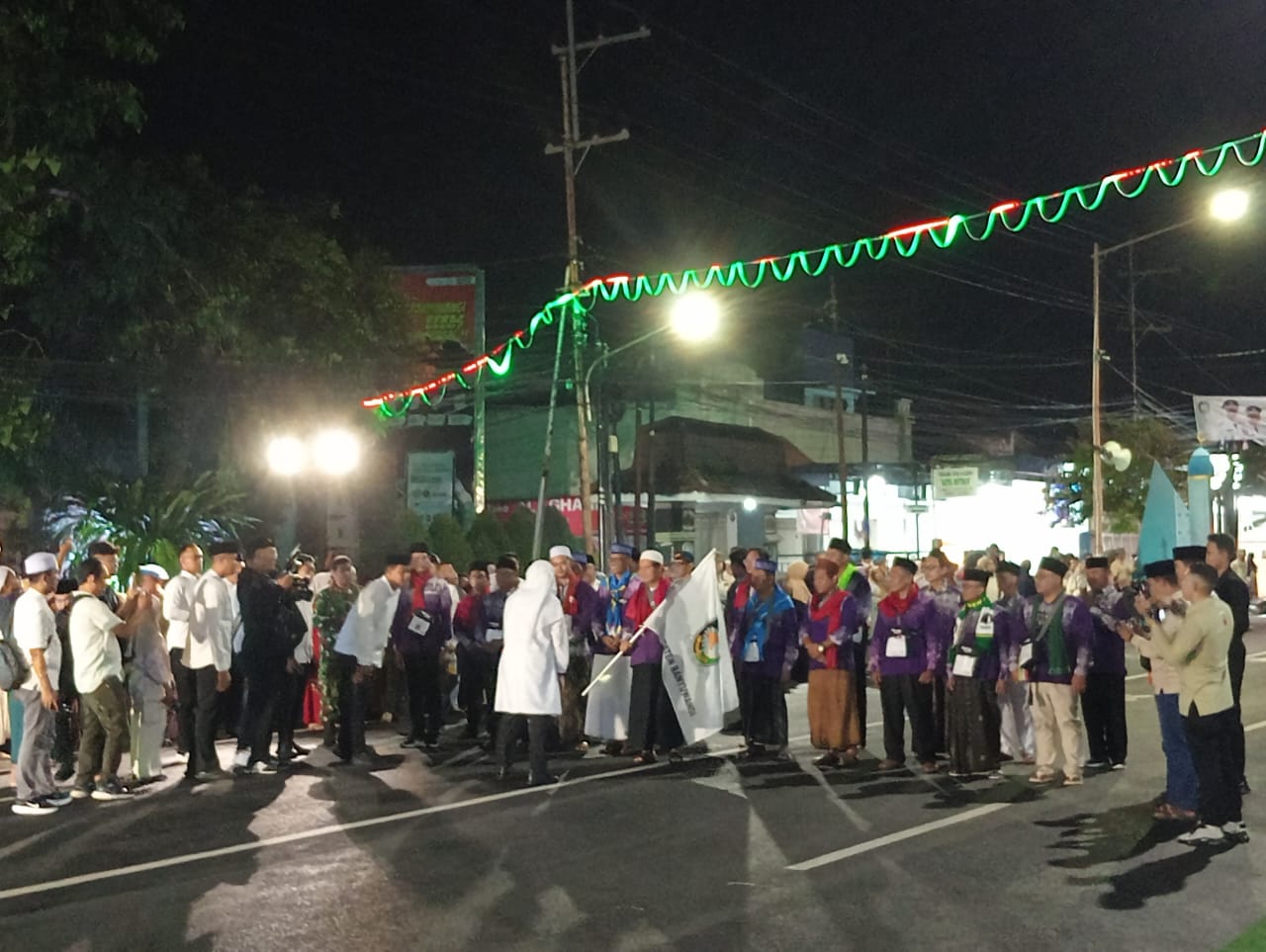 Bupati Banyuwangi Ipuk Fiestiandani Lepas 376 Jamaah Haji Kloter Sub-44