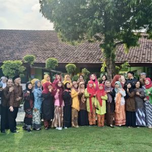 Peringati Hari Pendidikan Nasional SMAN 1 Karas Tanamkan Nilai Luhur Budaya Bangsa Pada Siswa Peringati Hari Pendidikan Nasional SMAN 1 Karas Tanamkan Nilai Luhur Budaya Bangsa Pada Siswa