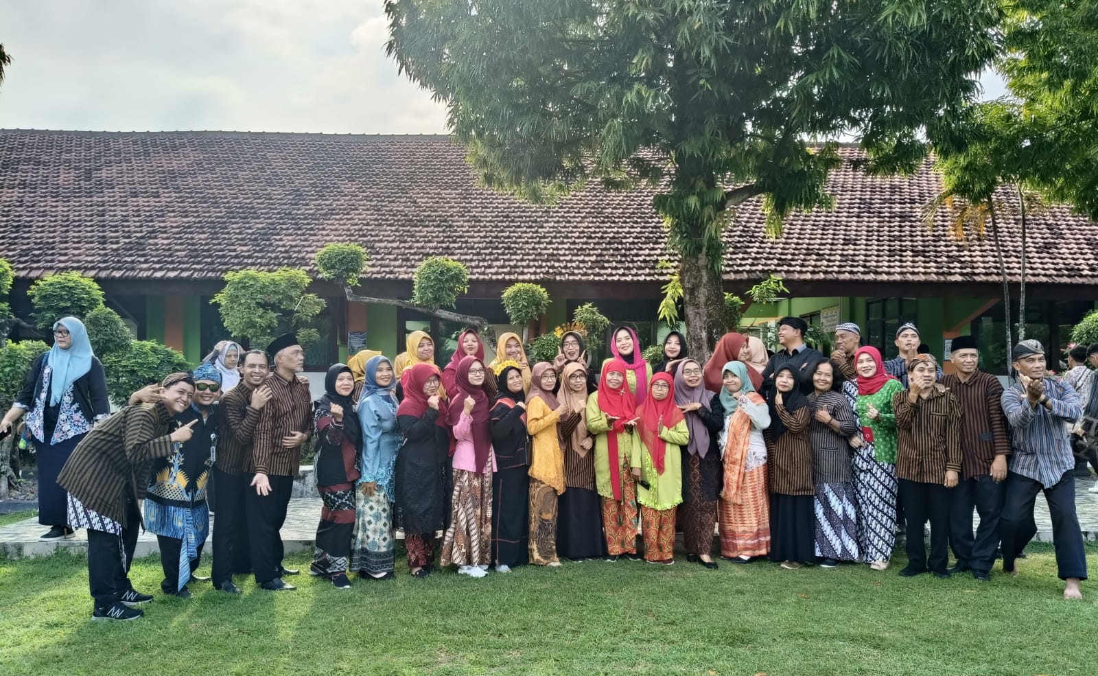 Peringati Hari Pendidikan Nasional SMAN 1 Karas Tanamkan Nilai Luhur Budaya Bangsa Pada Siswa