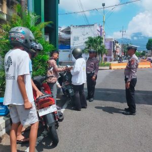 Tindak Lanjuti Aduan Masyarakat Satlantas Magetan Lakukan Penertiban Jalur Timur Pasar Baru Tindak Lanjuti Aduan Masyarakat Satlantas Magetan Lakukan Penertiban Jalur Timur Pasar Baru