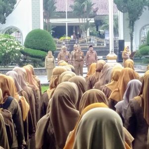 Bupati Nanik Endang Rusminiarti Pimpin Apel Perdana Di Alon Alon Magetan