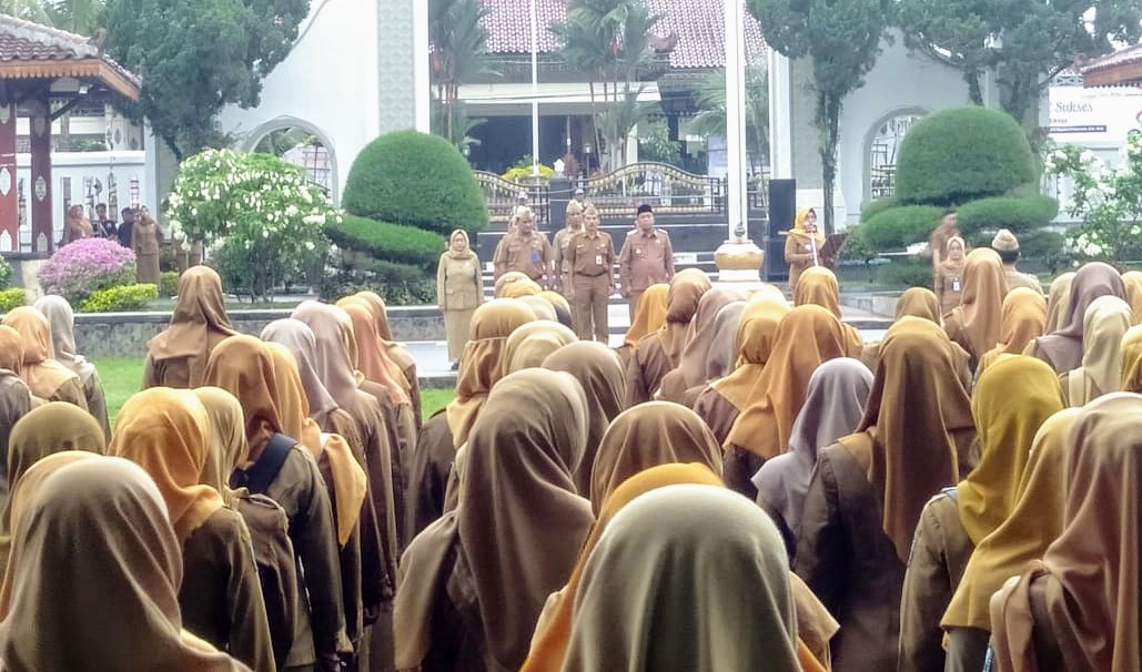 Bupati Nanik Endang Rusminiarti Pimpin Apel Perdana Di Alon Alon Magetan