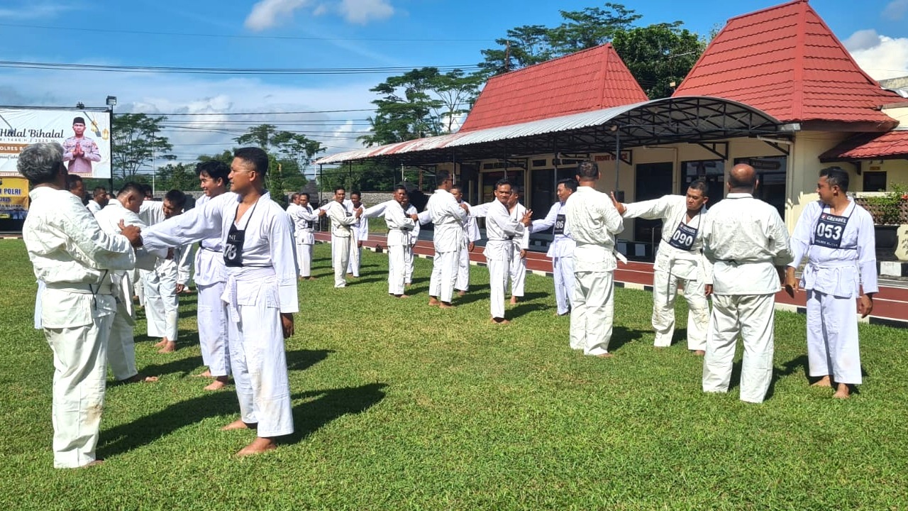 Polres Blitar Bekali Anggota dengan Ilmu Beladiri