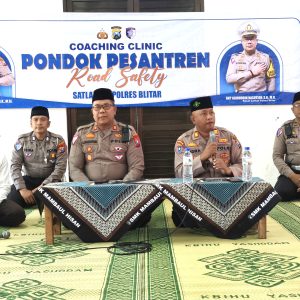 Polres Blitar Laksanakan Giat Coaching Clinic di Pondok Pesantren Mambaul Hisan Polres Blitar Laksanakan Giat Coaching Clinic di Pondok Pesantren Mambaul Hisan