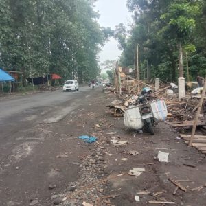 Dikeluhkan Warga, Penertiban Warung Jalan Protokol Provinsi Rambipuji Tanpa Solusi