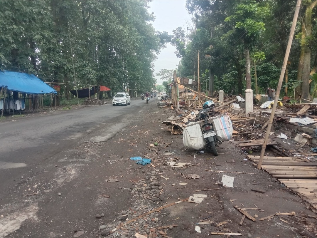 Dikeluhkan Warga, Penertiban Warung Jalan Protokol Provinsi Rambipuji Tanpa Solusi