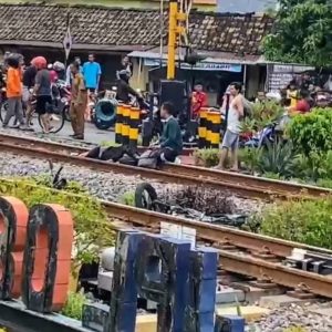 Perlintasan Stasiun Magetan, KA Malioboro Tabrak 8 Motor, 3 Meninggal