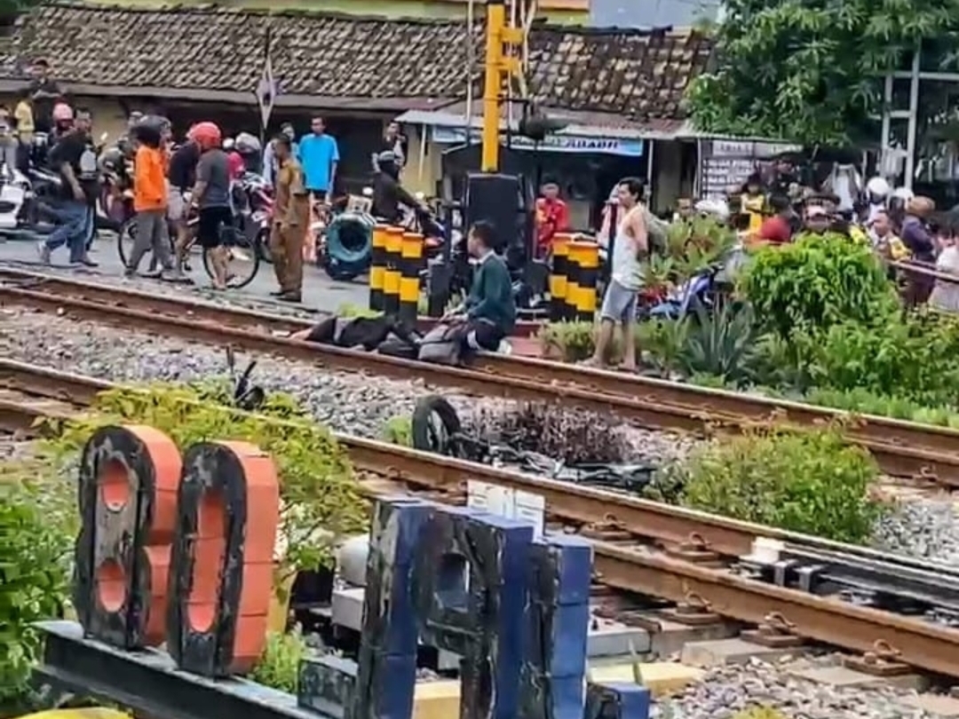 Perlintasan Stasiun Magetan, KA Malioboro Tabrak 8 Motor, 3 Meninggal
