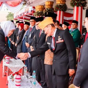 Peringatan Harkitnas di Grahadi, Khofifah Ajak Bangkit Hadapi Dampak Dinamika Ekonomi Global Peringatan Harkitnas di Grahadi, Khofifah Ajak Bangkit Hadapi Dampak Dinamika Ekonomi Global