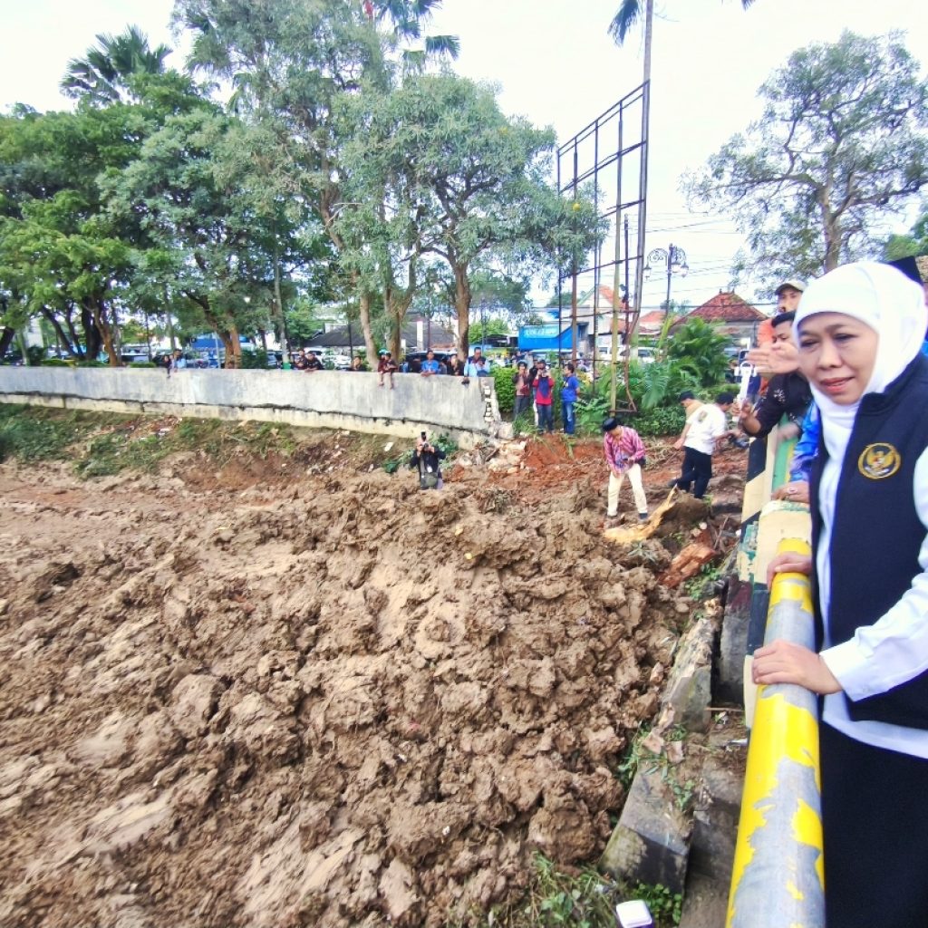 Gubernur Khofifah Tinjau Normalisasi Sungai di Pamekasan