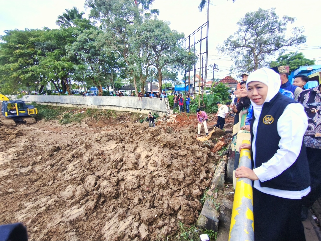 Gubernur Khofifah Tinjau Normalisasi Sungai di Pamekasan