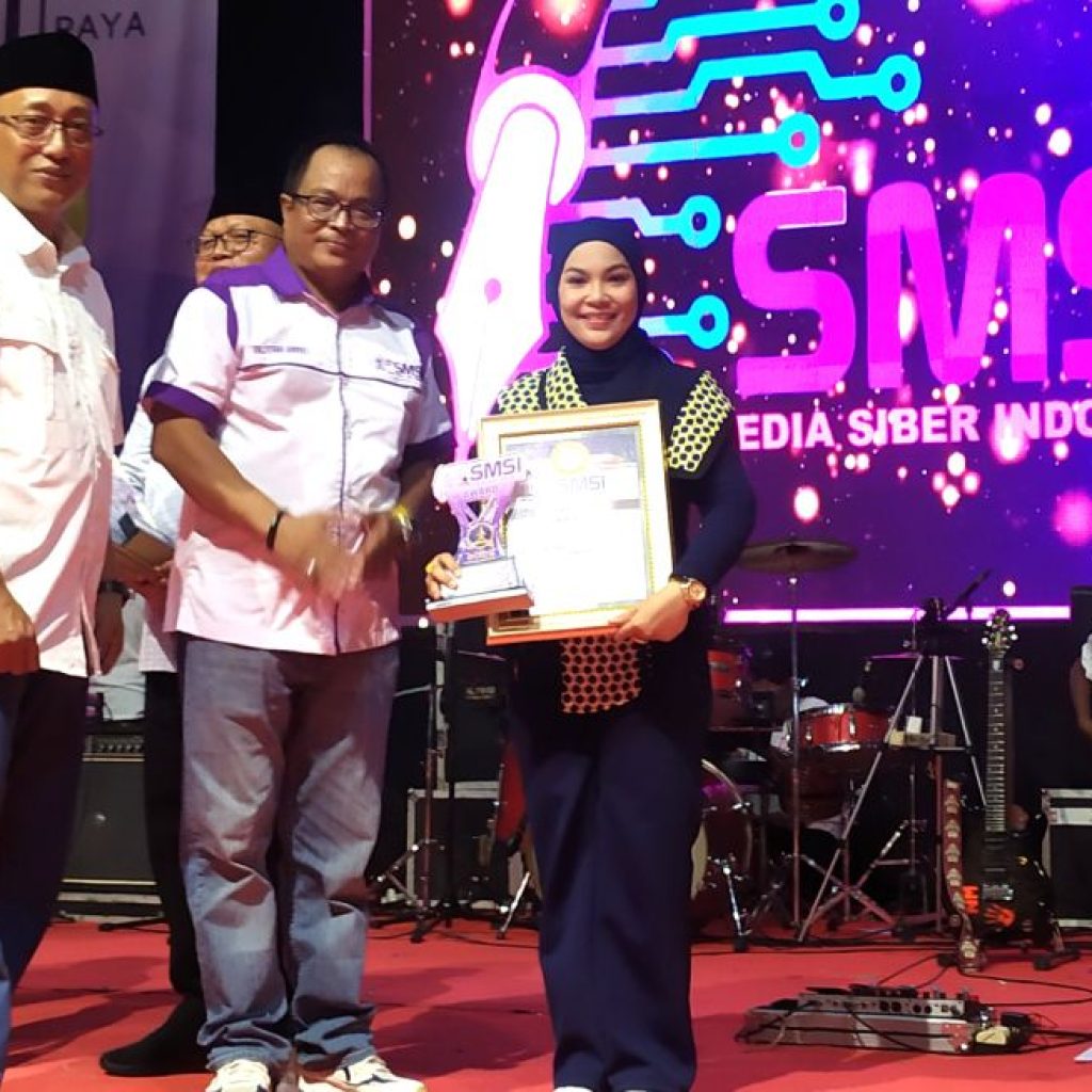 Pasangan Suami Istri Legislator Gerindra Berprestasi Terima Anugrah SMSI Award Blitar Raya 2025