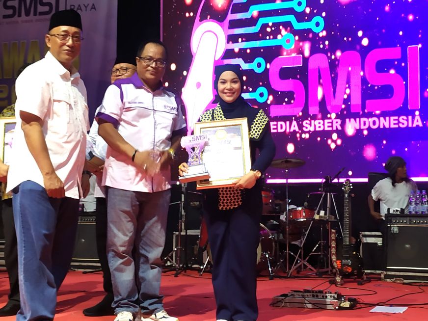 Pasangan Suami Istri Legislator Gerindra Berprestasi Terima Anugrah SMSI Award Blitar Raya 2025