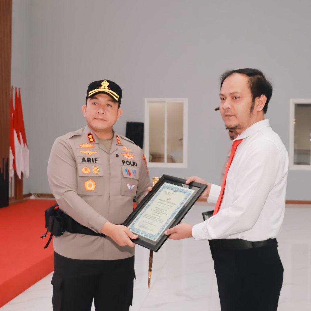 Kapolres Blitar Beri Penghargaan kepada Personel Berprestasi