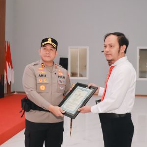 Kapolres Blitar Beri Penghargaan kepada Personel Berprestasi