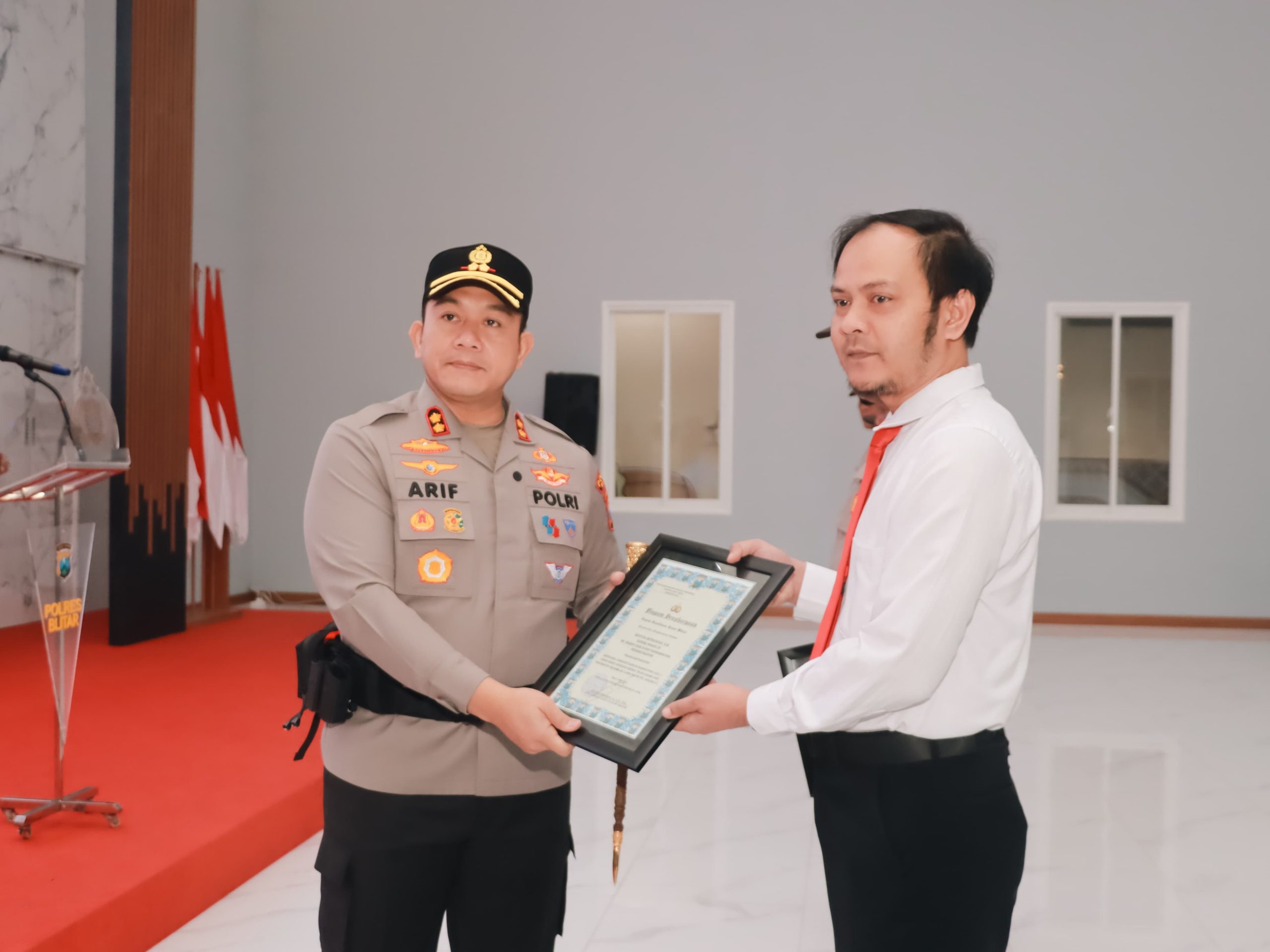Kapolres Blitar Beri Penghargaan kepada Personel Berprestasi