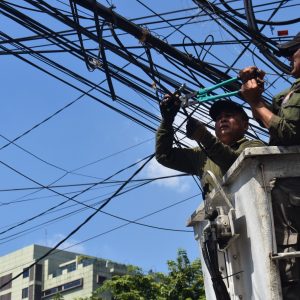 Satpol PP Surabaya Tertibkan Kabel Utilitas Ilegal di Lima Lokasi Satpol PP Surabaya Tertibkan Kabel Utilitas Ilegal di Lima Lokasi