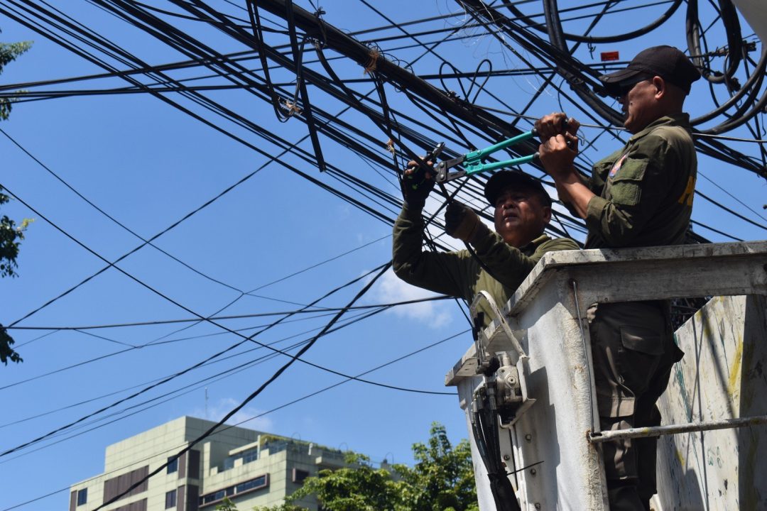 Satpol PP Surabaya Tertibkan Kabel Utilitas Ilegal di Lima Lokasi
