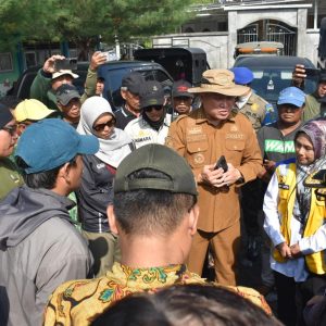 Enggan Direlokasi, 13 Bangunan Liar Sempadan Sungai Lamong Ditertibkan Enggan Direlokasi, 13 Bangunan Liar Sempadan Sungai Lamong Ditertibkan