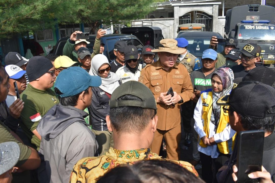 Enggan Direlokasi, 13 Bangunan Liar Sempadan Sungai Lamong Ditertibkan