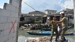Satpol PP Mulai Bongkar Bangli Bantaran Sungai Kalianak
