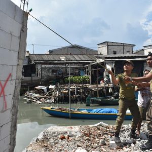 Satpol PP Mulai Bongkar Bangli Bantaran Sungai Kalianak Satpol PP Mulai Bongkar Bangli Bantaran Sungai Kalianak