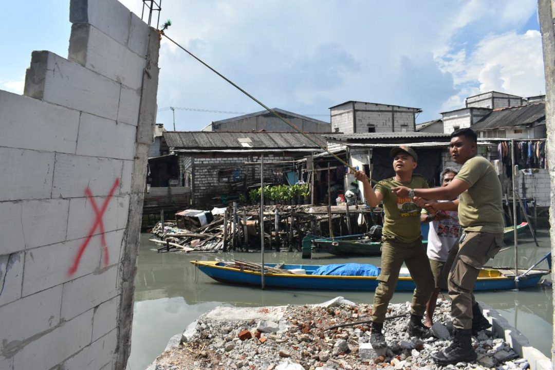 Satpol PP Mulai Bongkar Bangli Bantaran Sungai Kalianak