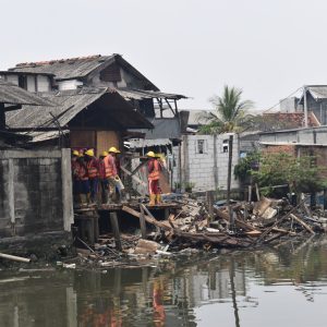 Warga Bantaran Sungai Kalianak Diberi SP3, Diminta Bongkar Sendiri Bangunan Warga Bantaran Sungai Kalianak Diberi SP3, Diminta Bongkar Sendiri Bangunan