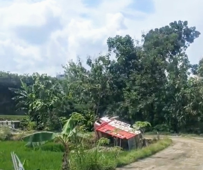 Truk ODOL Terguling di Jalan Tambang Kecamatan Karas Imbas Tidak Patuhnya Pada Kesepakatan bersama Yang Dibuat