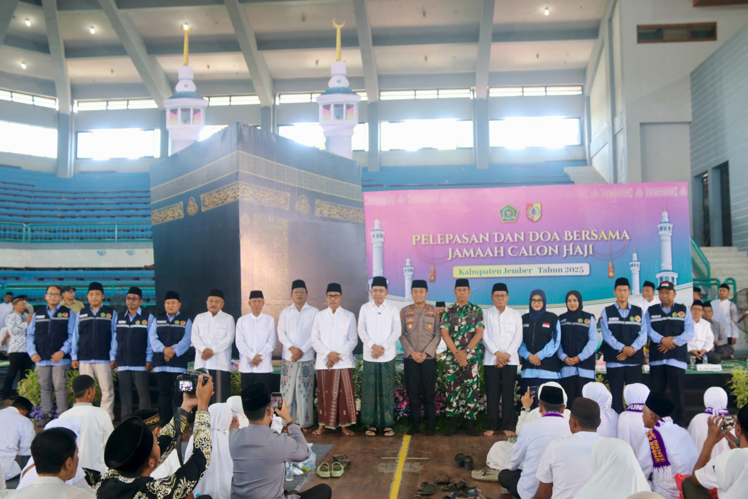 2.260 Calon Jamaah Haji Ikuti Prosesi Pelepasan dan Doa Bersama, Bupati Jember Titip Doa