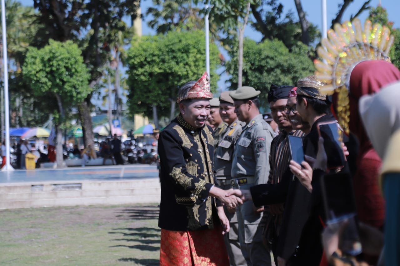 Pemkab Jember Peringati Hardiknas dan Hari Otonomi Daerah ke-29 Tahun 2025, Bupati Jember Kenakan Pakaian Adat