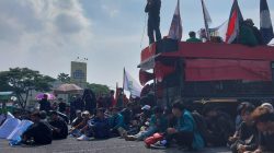 Geruduk DPRD Jatim, Aliansi Jatim Melawan Usung Isu Hardiknas dan Cabut UU Cipta Kerja