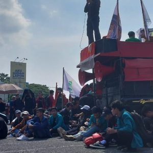 Geruduk DPRD Jatim, Aliansi Jatim Melawan Usung Isu Hardiknas dan Cabut UU Cipta Kerja