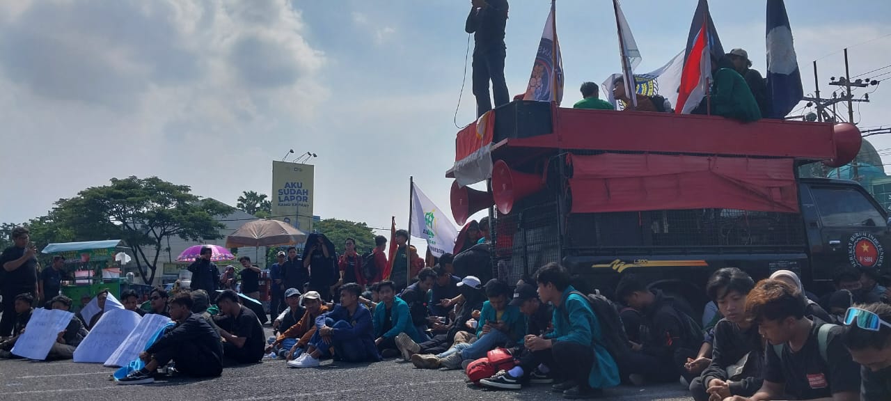Geruduk DPRD Jatim, Aliansi Jatim Melawan Usung Isu Hardiknas dan Cabut UU Cipta Kerja