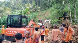 Respon Cepat Longsor Trenggalek, Tim Gabungan BPBD Jatim Bersihkan Material Penutup Jalan dan Terjunkan Tim Evakuasi Korban