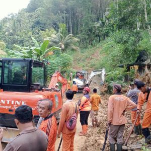 Respon Cepat Longsor Trenggalek, Tim Gabungan BPBD Jatim Bersihkan Material Penutup Jalan dan Terjunkan Tim Evakuasi Korban
