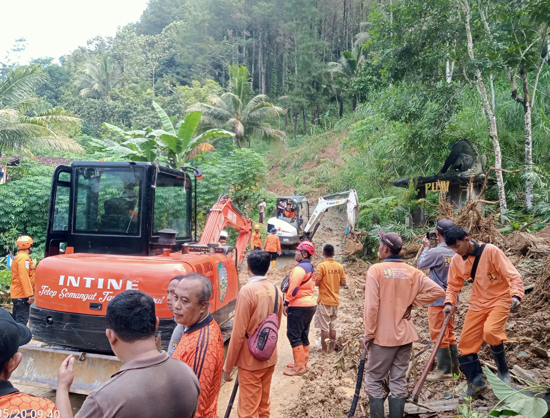 Respon Cepat Longsor Trenggalek, Tim Gabungan BPBD Jatim Bersihkan Material Penutup Jalan dan Terjunkan Tim Evakuasi Korban