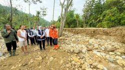 Gubernur Khofifah Susuri Medan Curam Dampak Longsor Trenggalek, Turunkan Anjing Pelacak Pencarian Korban Tertimbun