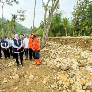 Gubernur Khofifah Susuri Medan Curam Dampak Longsor Trenggalek, Turunkan Anjing Pelacak Pencarian Korban Tertimbun