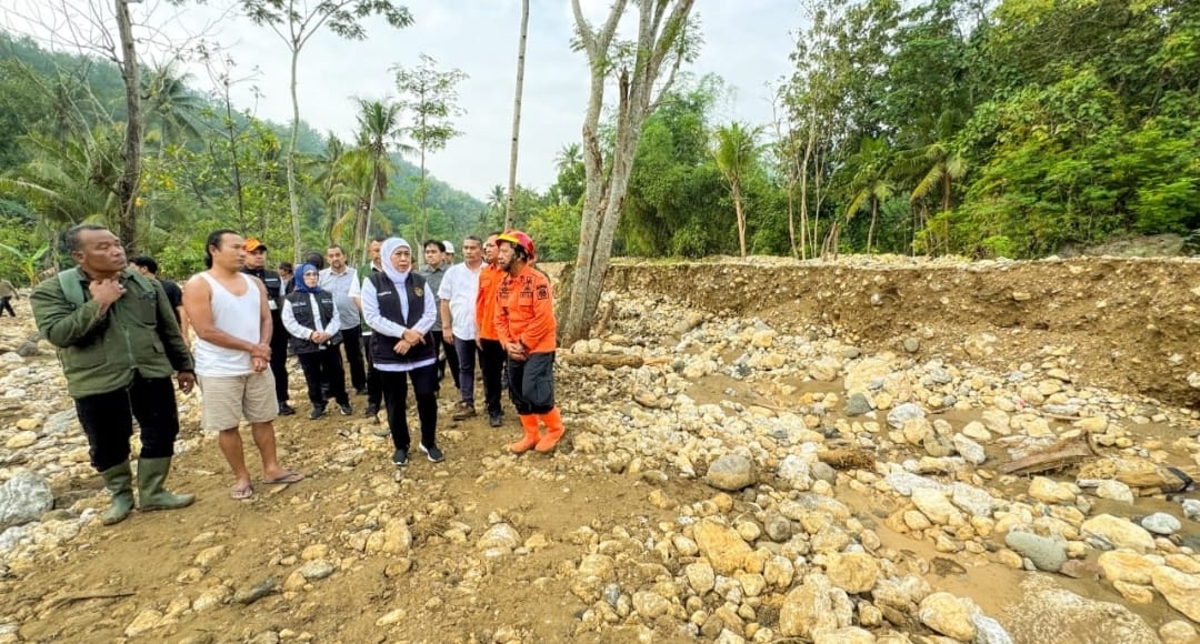 Gubernur Khofifah Susuri Medan Curam Dampak Longsor Trenggalek, Turunkan Anjing Pelacak Pencarian Korban Tertimbun