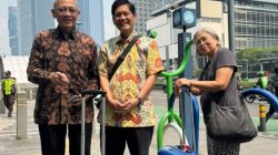 Suatu Siang Sepasang Kakek Nenek Di Stasion Kereta MRT