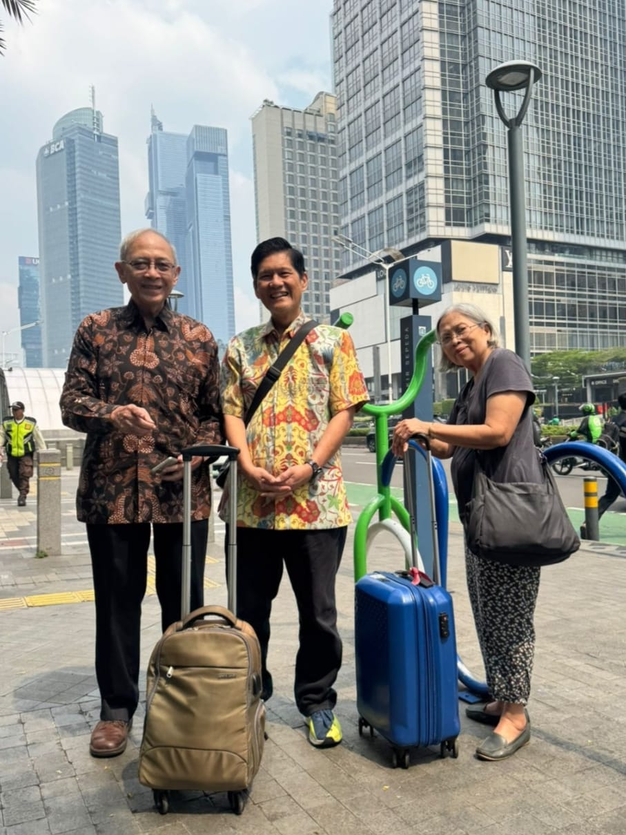 Suatu Siang Sepasang Kakek Nenek Di Stasion Kereta MRT