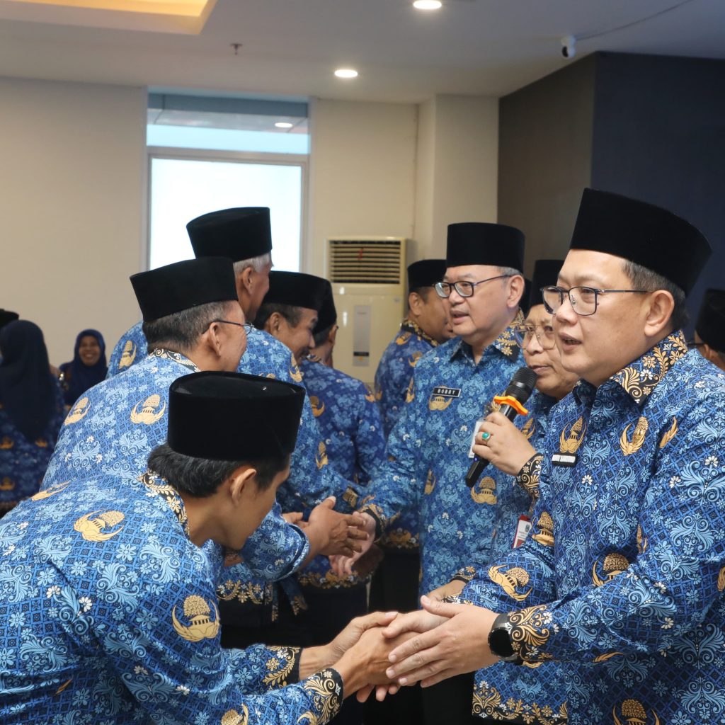 Sekdaprov Adhy Lepas 100 Calon Haji Anggota Korpri Jatim