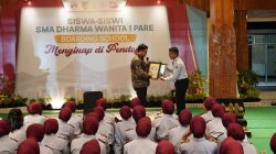 Kado Mas Dhito di Hardiknas Dibalas Lukisan Siswa