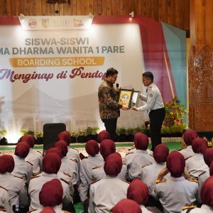Kado Mas Dhito di Hardiknas Dibalas Lukisan Siswa