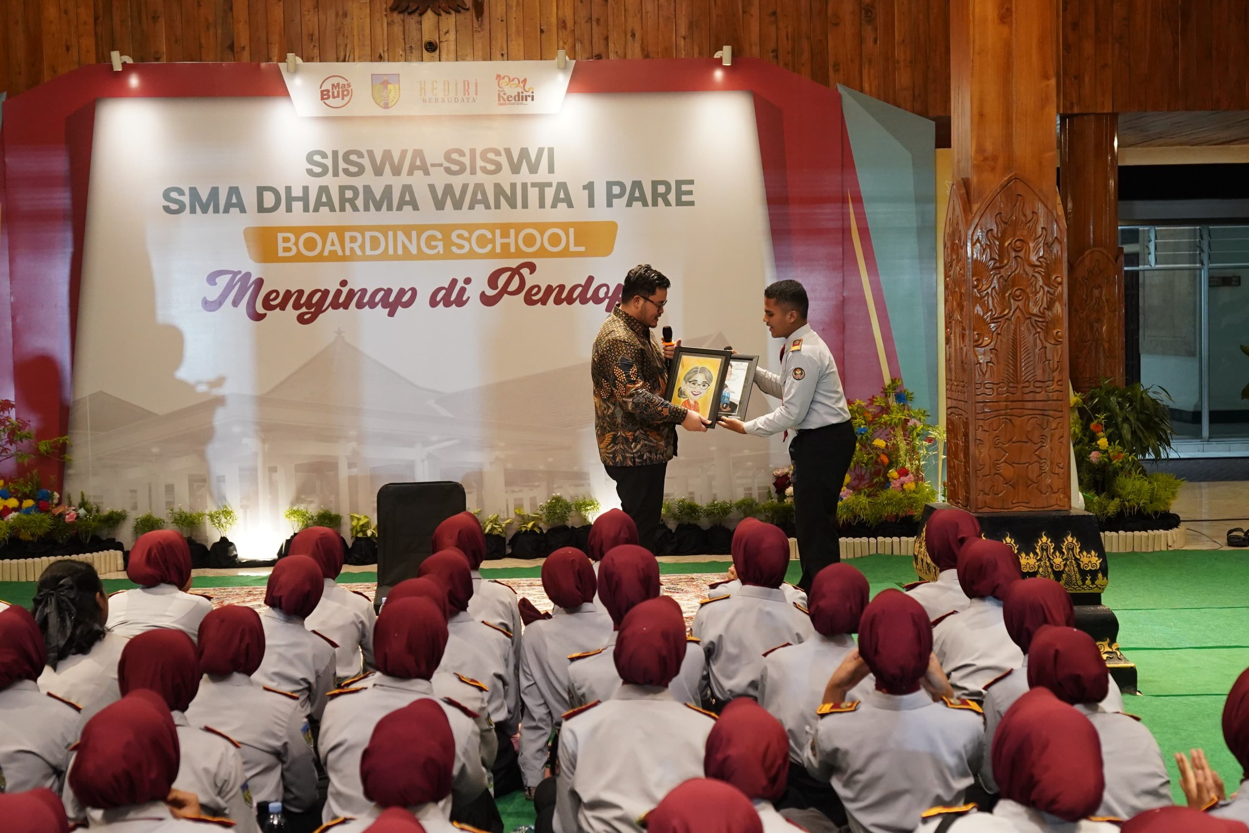 Kado Mas Dhito di Hardiknas Dibalas Lukisan Siswa